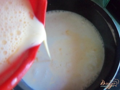 Оставшиеся молоко нагреть (примерно до 60 градусов). Затем при постоянном помешивании, тонкой струйкой ввести манку. Затем сразу (не забывая мешать) яично-молочную смесь.
