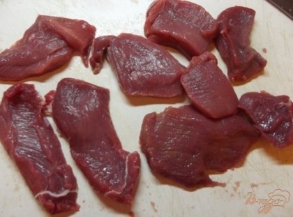 Мясо нарежьте крупными кусками толщиной от 1, 5 сантиметра до трех. Слишком тонкое мясо будет сухим и может пригореть.