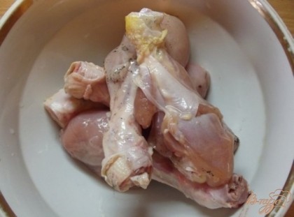  Главное чтобы курица, которую вы будете готовить, была на кости. Снимите с нее кожуру и хорошенько вымойте.