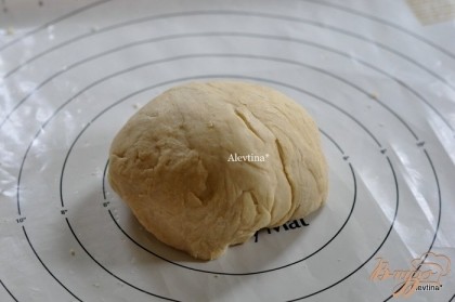 Приготовим тесто в хлебопечке, например по рецепту основной рецепт для рулетов, рецепт тут выкладывала.Выложим тесто на рабочую поверхность.