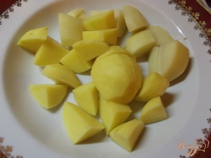 Картофель очищаем от шкурки и нарезаем крупно (крупнее, чем морковь). Мелко нарезанный картофель при тушении развалится.