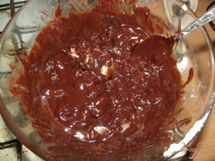Емкость с шоколадом поставьте на водяную баню. Грейте перемешивая ложкой.