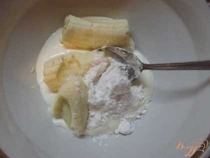 Готовим крем. Смешиваем сметану, банан (1 шт) и сахарную пудру. Блендером превращаем крем в однородную массу.  Добавляем загуститель для сливок и взбиваем миксером 2-3 минуты. Ставим в холодильник.