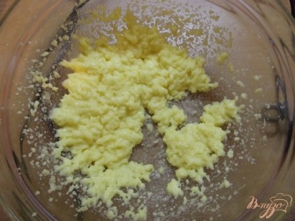 Тем временем варим крем. Три желтка перетираем с сахаром. Добавляем муку и крахмал. Перемешиваем. Добавляем 4 ст.л. молока. Перемешиваем. Остальное молоко доводим до кипения и вливаем в яичную массу.