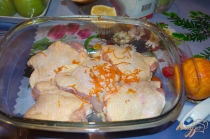 С апельсина снять цедру. К курице добавить цедру, соль, щипку сахара и немного соевого соуса. Перемешать. Оставить в комнате на 30 минут. Добавьте немного растительного масла, чтоб курица быстрее промариновалась.