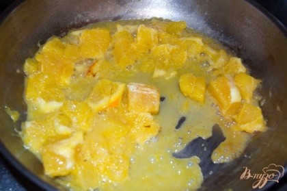 На сковороде распустить сливочное масло. Добавить в него апельсиновую мякоть. Протушить 3 минуты. Добавить щипку сахара и несколько капель соевого соуса. Выключить.