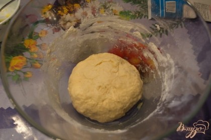 Вымешевайте тесто. В последнюю очередь введите растопленное сливочное масло и 2-3 ст. ложки растительного. Снова замесите. Получим готовое тесто. Затяните пленкой и дайте подняться около 2 часов.