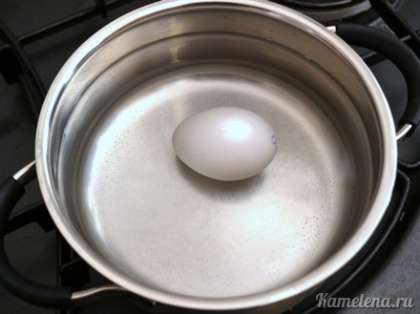 Одно яйцо сварить в течение 10 минут с момента закипания. Остудить, залив холодной водой.