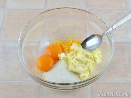 Добавить сырые желтки из двух яиц, мягкое сливочное масло (или маргарин), сахар. Тщательно все размешать.