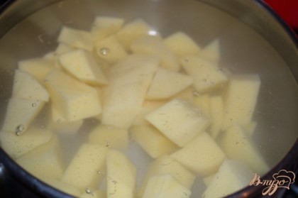Картофель очистить. Залить кипятком. Варить 10 минут (после закипания). Соль не класть.