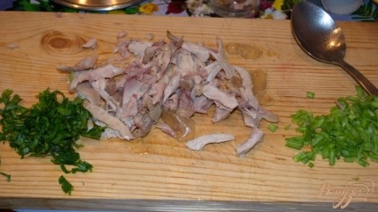 Зелень вымыть. Нарезать меленько. Готовое куриное мясо снять с кости. Кожу удалить. Нарвать или нарезать произвольно.