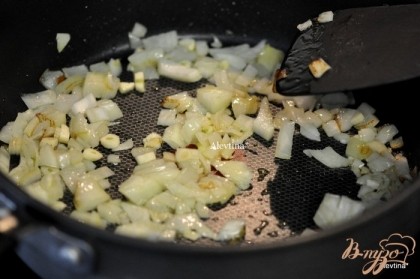 Обжарить лук на растительном масле 5 мин. Затем добавим чеснок и обжариваем 1 минуту.