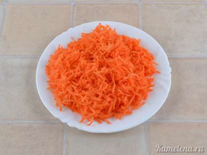 Морковь почистить, натереть на мелкой терке.