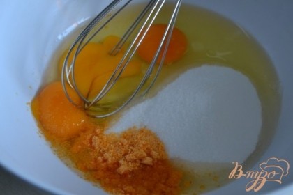 Яйца , сахар и апельсиновую цедру взбить венчиком.