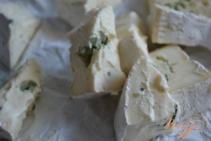 Из сортов голубого сыра лучше подойдет сыр бри. Он нежнее по вкусу.Сыр нарезать на кусочки.