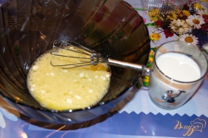 В миску вбейте 2 яйца. Добавьте сахар и соль. Введите разрыхлитель и снова все взбейте.