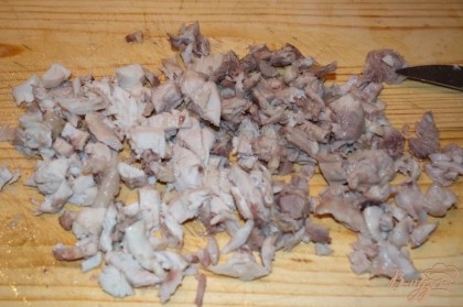 Курицу отварить. Удалить шкурку и кости. Мясо разобрать на волокна и добавить в салатник.