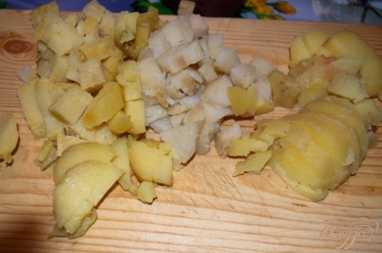 Картофель, морковь и свеклу я запекла в духовке, завернув каждый плод в фольгу. Вы можете отварить или тоже запечь. Далее, картофель. морковь и свеклу следует очистить и нарезать меленько.