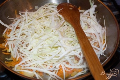 На сковороде обжарить лук, за ним морковь, добавить капусту. Тушить все вместе до полной мягкости капусты. Посолить, поперчить. В процессе тушения можно подлить водички 2-3 ст. ложки, чтоб капуста быстрее стала мягче. Отставить остывать.