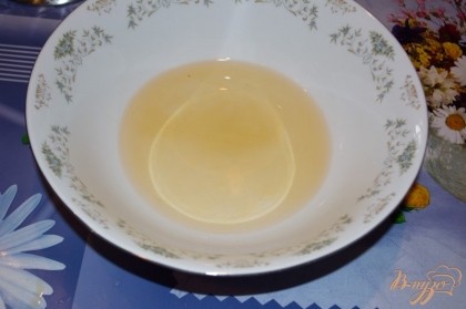 В едином сосуде/миске смешайте воду, коньяк, лимонный сок или уксус.