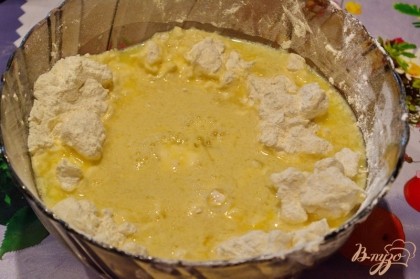 Влейте яичную массу в тесто. Снова замесите все миксером до однородности. Затяните тесто пленкой и поставьте в холодильник на 2 часа.