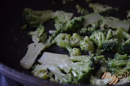 Соцветия брокколи нарезать на тонкие ломтики.На сковороде с оливковым маслом обжарить в течении 3 мин. В конце немнго посолить. Капуста должна остаться немного хрустящей. Так в ней сохранятся все витамины.