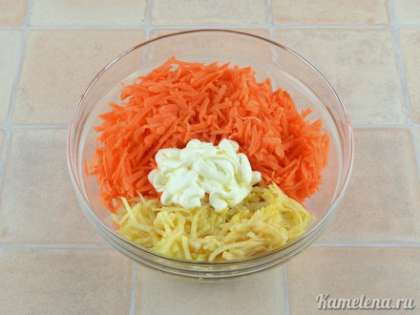 В салатник положить морковь, яблоки. Добавить сметану, перемешать (если морковь недостаточно сладкого сорта, и яблоки кислые, тогда необходимо добавить 2-3 ч.л. сахара).