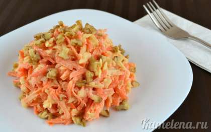 При подаче салат из моркови и яблок посыпать грецкими орехами.