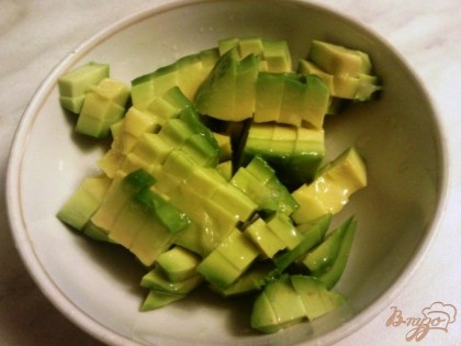 Авокадо чистим,режем на кусочки,сбрызгиваем лимонным соком,чтобы он не потемнел.