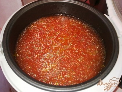 К рису добавляем куриное филе, доливаем чашку воды и кетчуп или томатную пасту.