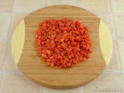 Порезать помидоры мелкими кубиками.