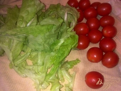 Моем помидоры и салат, высушиваем