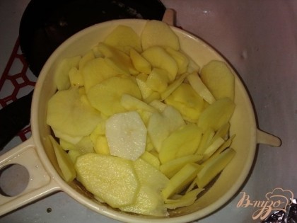 Сливаем воду и просушиваем картофельные ломтики