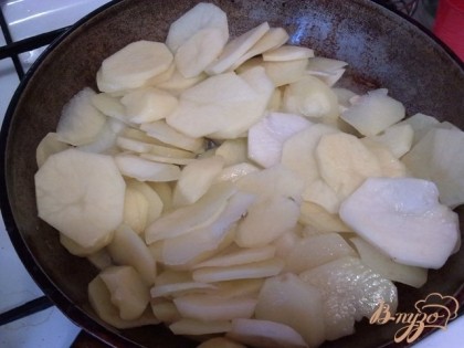В разогретую сковороду с маслом выкладываем картофель