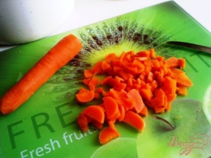 Отвариваем морковь и нарезаем кубиком