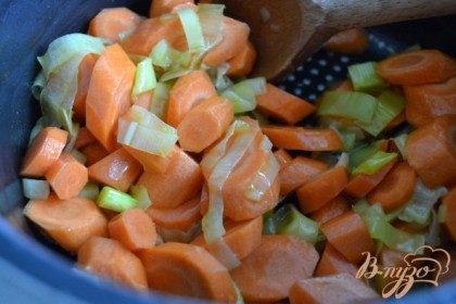 В кастрюльке на оливковом масле обжарить порей и морковь в течении 10 мин.