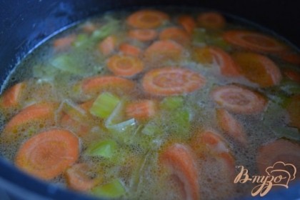 Добавить бульон, соль по вкусу. Варить до готовности моркови.