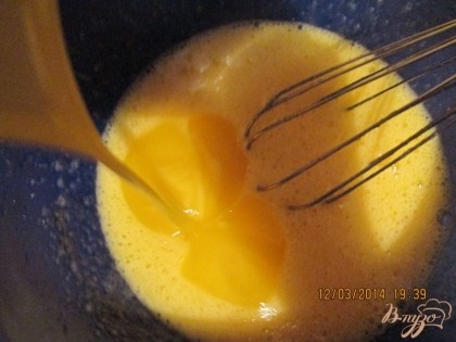 В взбитые яйца добавим растопленное масло сливочное.