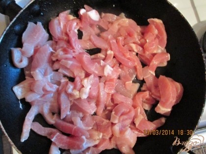 Порезать мясо свинины ломтиками и немножко обжарить на сковородке