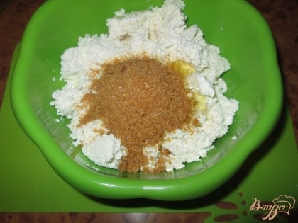 Затем добавим сахарный песок, ваниль, корицу, щепотку соли,