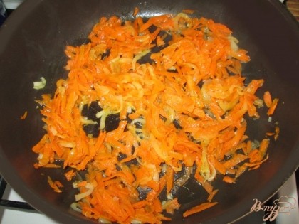 Налить растительное масло на сковороду, положить морковь и лук и пережарить до золотистого цвета.