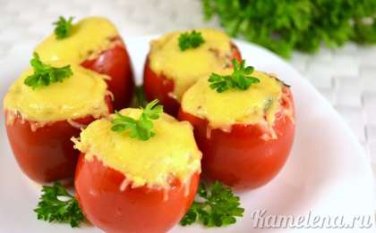 Употреблять помидоры с фаршем лучше в горячем виде, пока они самые вкусные. Перед подачей можно украсить петрушкой.
