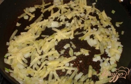 К луку добавляем тертый сырой картофель
