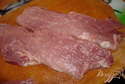 Мясо обмыть, обсушить. Если у вас свинина, говядина или индюшанита, то от большого куска следует сделать несколько отрезов вдоль всего куска, чтоб получились вот такие широкие и толстые пластины.