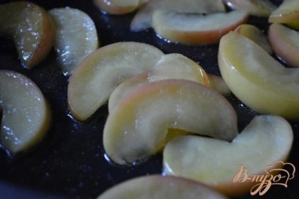 Яблоки нарезать на дольки и обжарить на оливковом масле до небольшого размягчения.