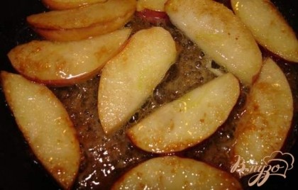 Каждый кусочек яблока обвалять в сахаре и обжарить с обеих сторон на среднем огне в сковороде со сливочным маслом.