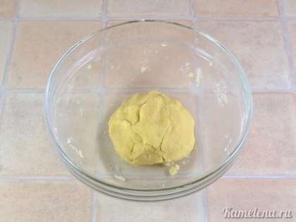 Добавить 2-3 ст.л. холодной воды, и руками сформировать тесто в колобок.