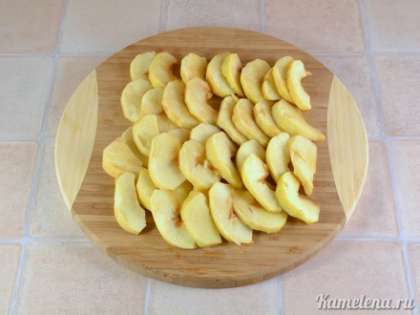 Яблоки очистить от кожуры, разрезать пополам, вырезать сердцевину и порезать дольками.