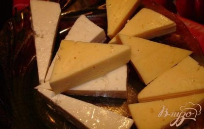 Я использовала сыр твердый (Король сыров) и брынзу. Можно использовать сыр бри. Сыр порезать на кусочки, удобные вам. Я предпочла небольшие треугольники.