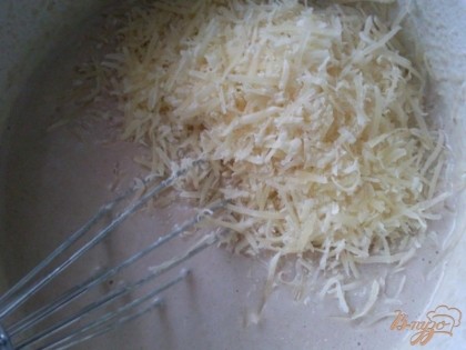 Потом добавим в тесто сыр "Пармезан" натертый на мелкой терке.